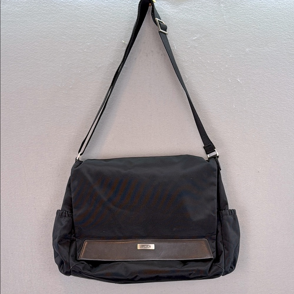 Tumi‎ - women’s Black Messenger diaper baby bag
Nylon  & leather unisex